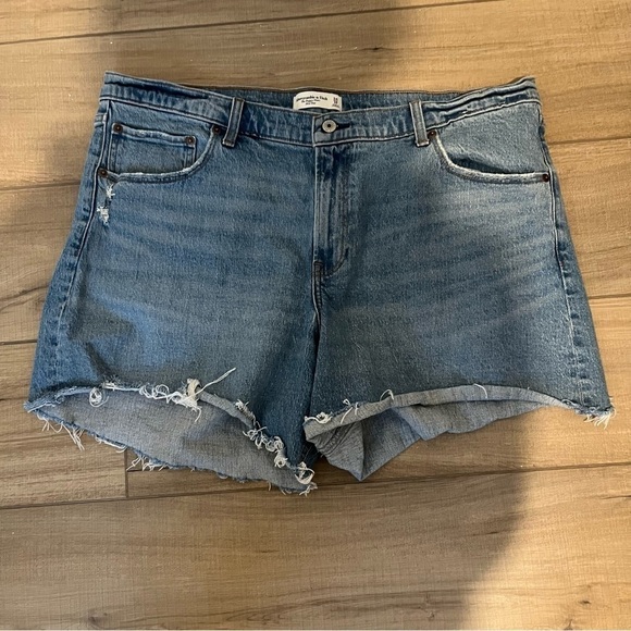 Abercrombie and Fitch The Baggy Short Mid Rise Medium Wash Size 34 (18) - Picture 1 of 4